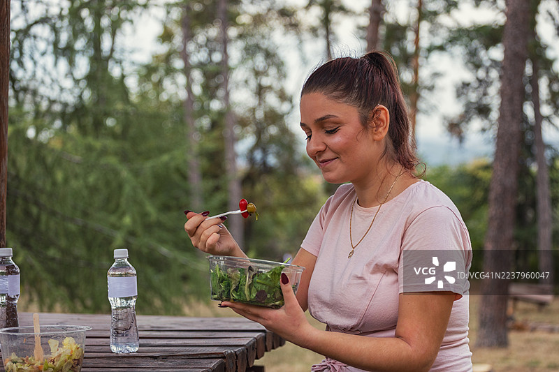 年轻女子在户外午休图片素材
