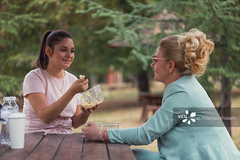 两位职业女性在户外享用午餐休息时间图片素材