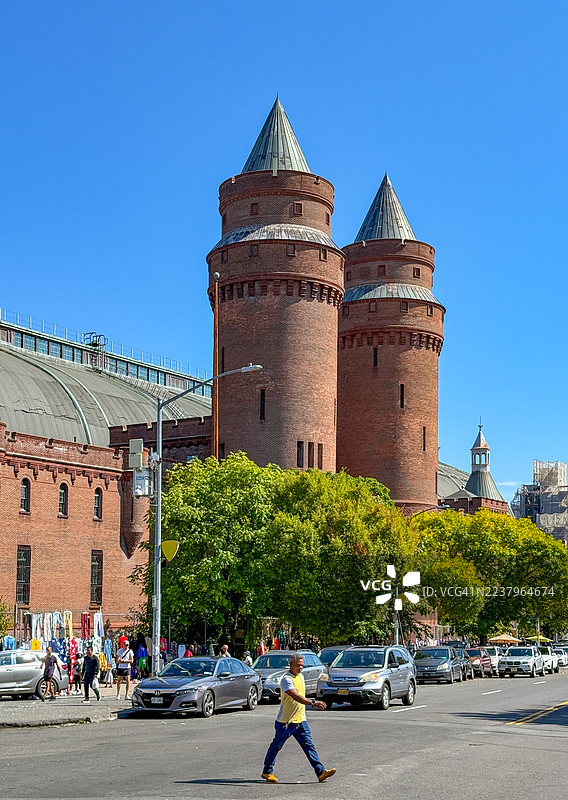 布朗克斯的国王桥军械库附近的人们在人行道上和过马路。图片素材