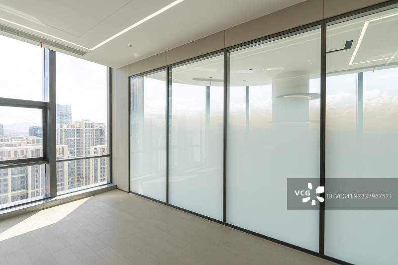 现代办公室，带有落地窗图片素材