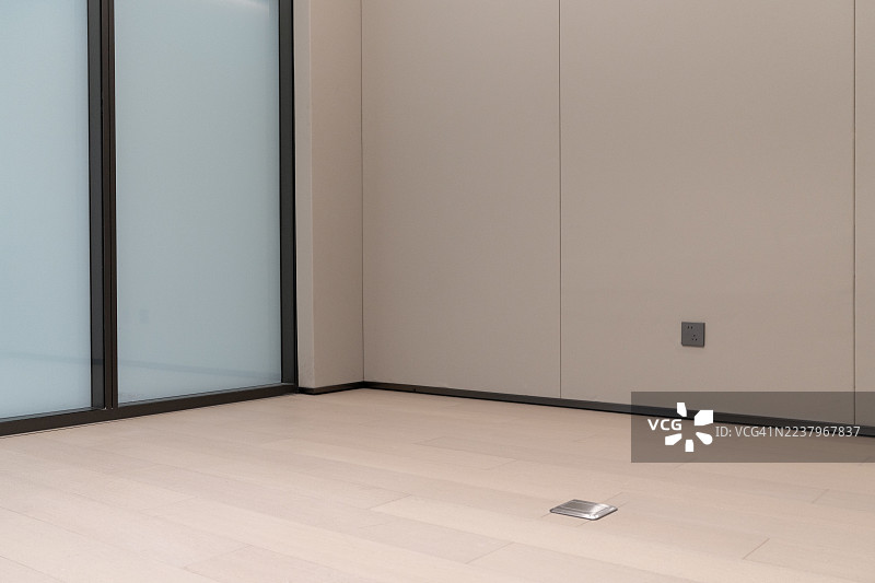 带玻璃隔断的空办公室图片素材