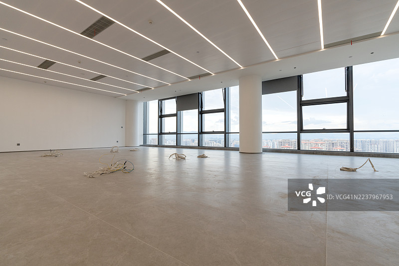 现代空办公室，配有大窗户图片素材