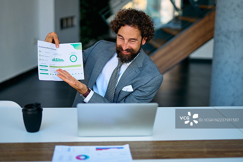 商务人士在视频通话中展示财务数据图片素材