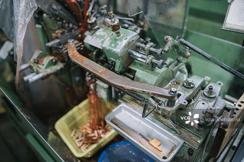 自动车床生产黄铜零件图片素材