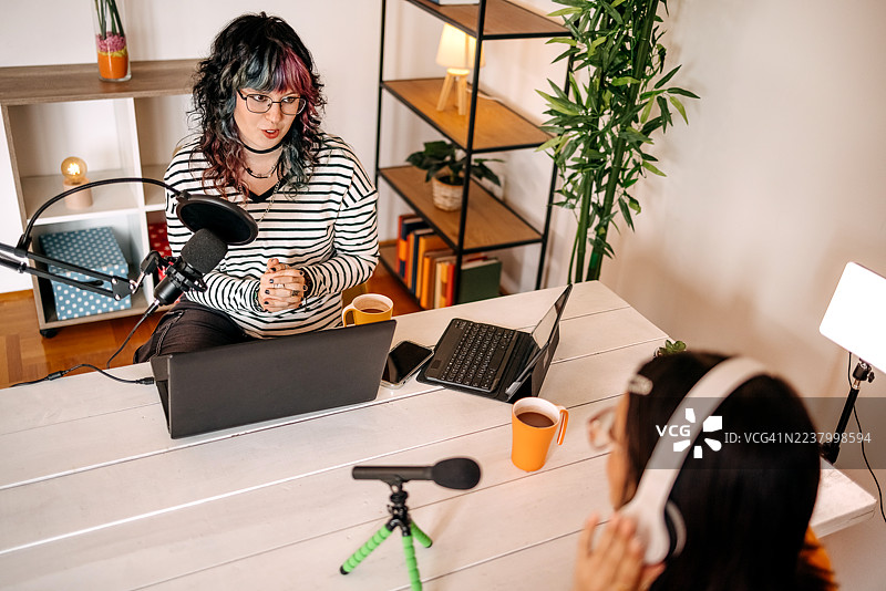 几个女性朋友在家录制播客图片素材