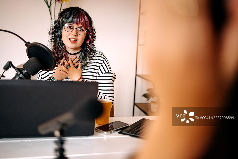 几位女性朋友在家拍摄播客，互相提问。图片素材
