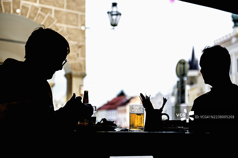 在捷克，喝啤酒配美食图片素材