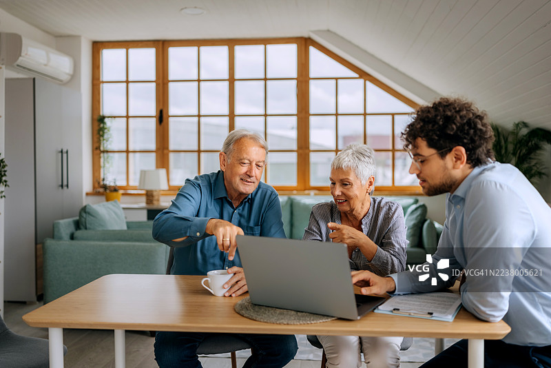 年长夫妇在家中接受财务建议图片素材