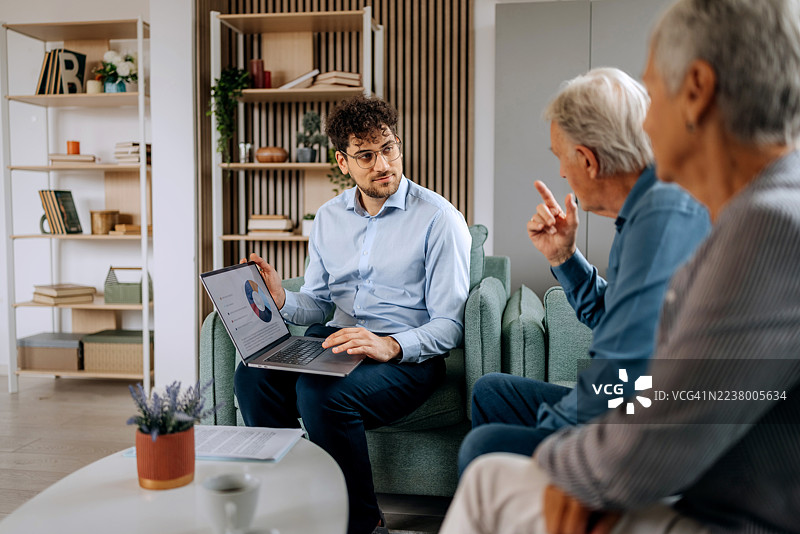 老夫妇在家中进行财务规划会议图片素材