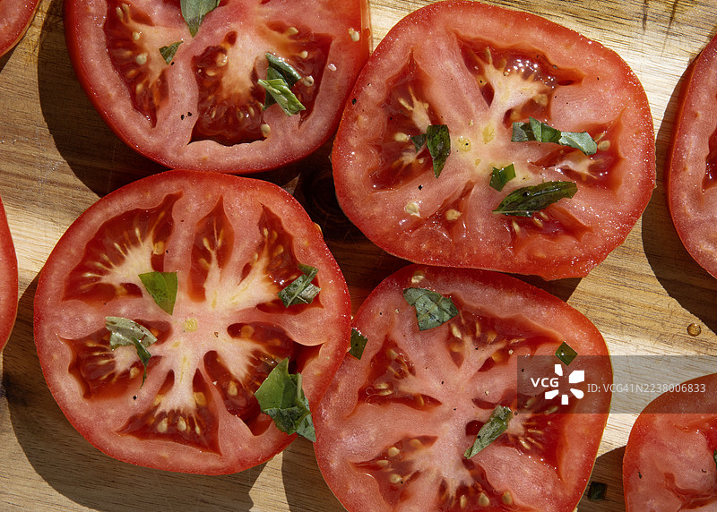 牛肉番茄配韭菜和香菜。图片素材