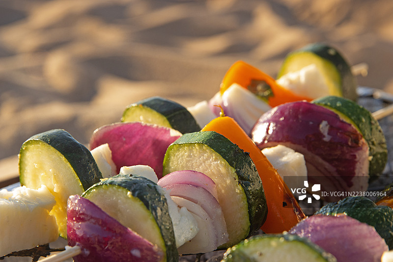 海滩上的一次性烧烤架上的素食烤肉串图片素材