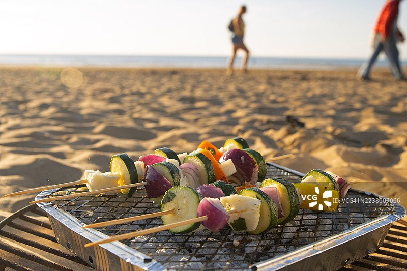 海滩上的一次性烧烤架上的素食烤肉串图片素材
