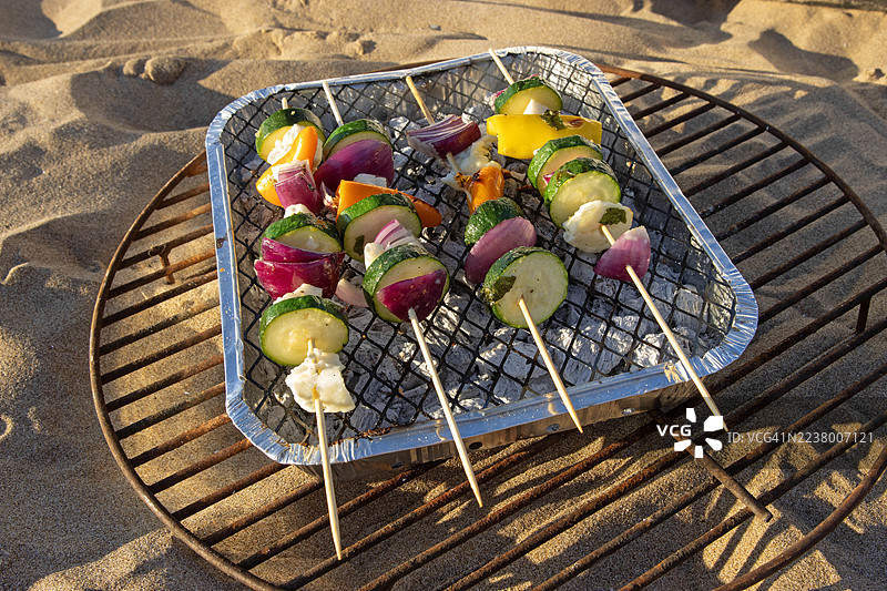 海滩上的一次性烧烤架上的素食烤肉串图片素材