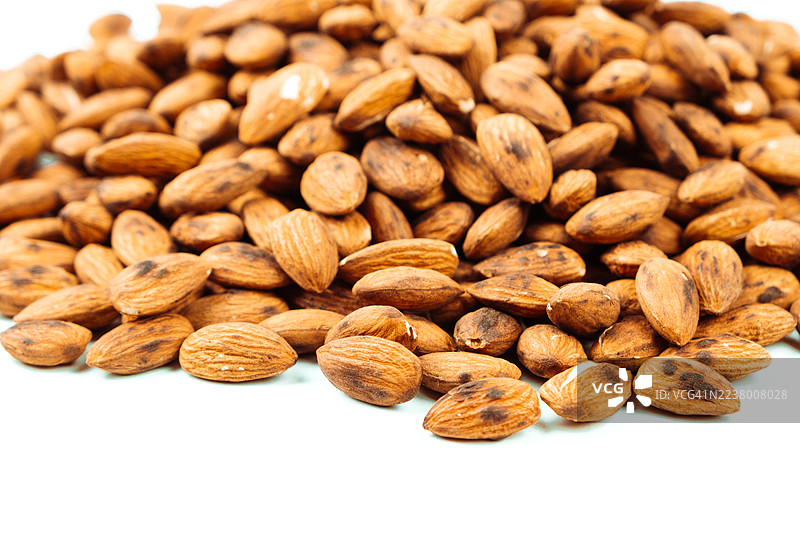 烤杏仁特写。一种纯素超级食物。图片素材