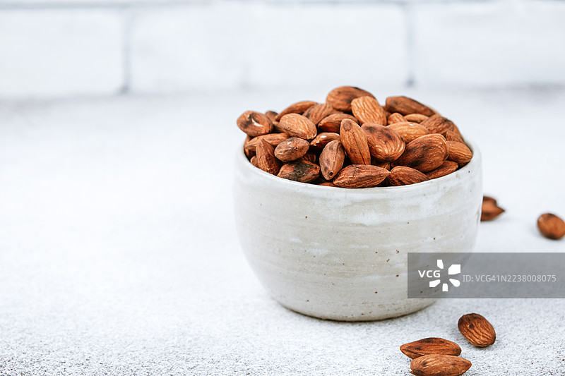烤杏仁特写。一种纯素超级食物。图片素材