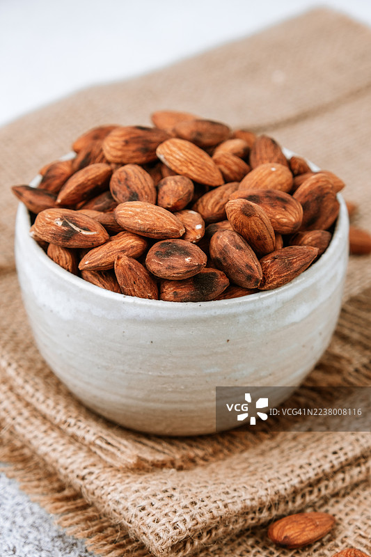 烤杏仁特写。一种纯素超级食物。图片素材