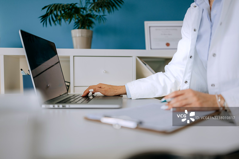 女医生在诊所工作图片素材