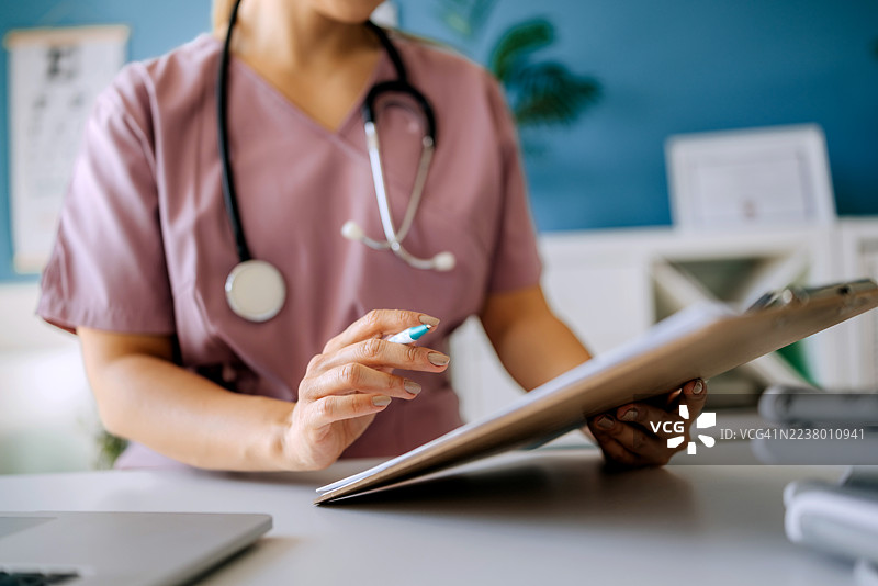 医生办公室里工作的女护士特写镜头图片素材