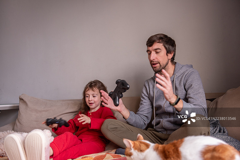 爸爸和女儿一起玩游戏图片素材