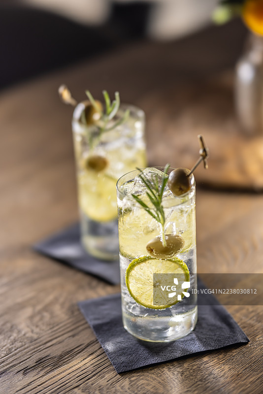 地中海风味金汤力鸡尾酒，配青柠、橄榄和迷迭香装饰图片素材