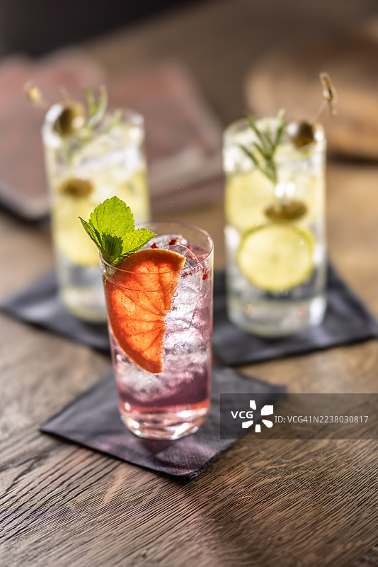 餐馆或酒吧的桌子上摆放着三杯金汤力鸡尾酒图片素材