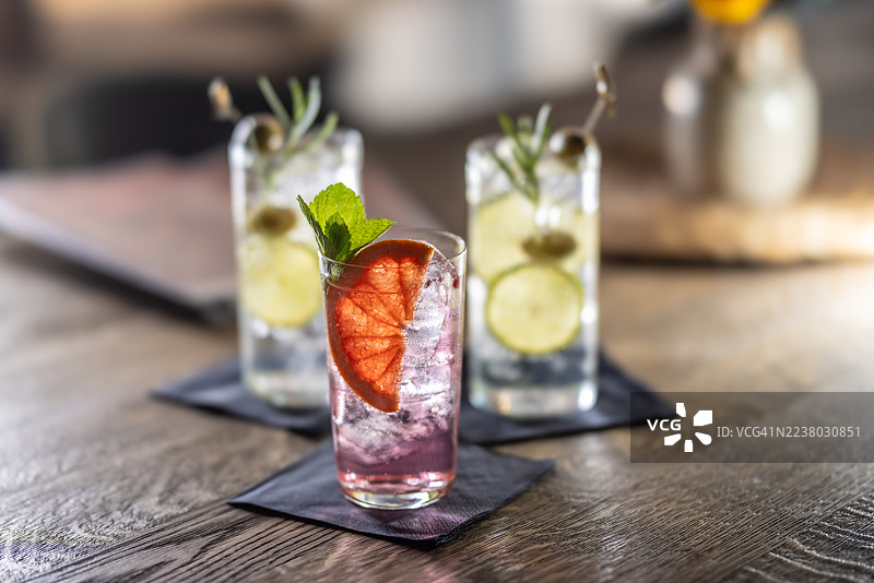 餐厅或酒吧桌上的三杯金汤力鸡尾酒图片素材