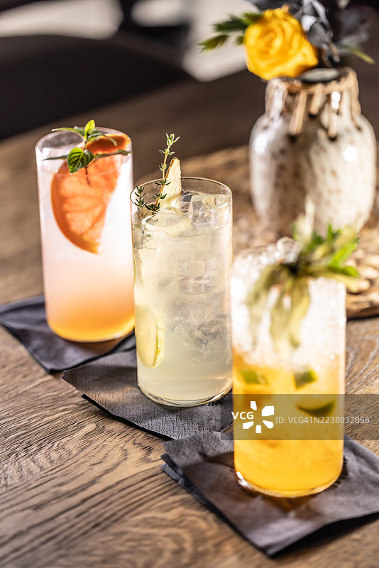 餐厅或酒吧桌上的三杯金汤力鸡尾酒图片素材