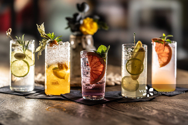 餐厅或酒吧的桌子上摆放着五杯金汤力鸡尾酒图片素材