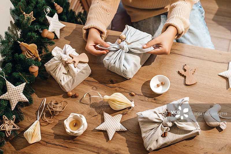 圣诞节的袱纱包装。零浪费理念。图片素材
