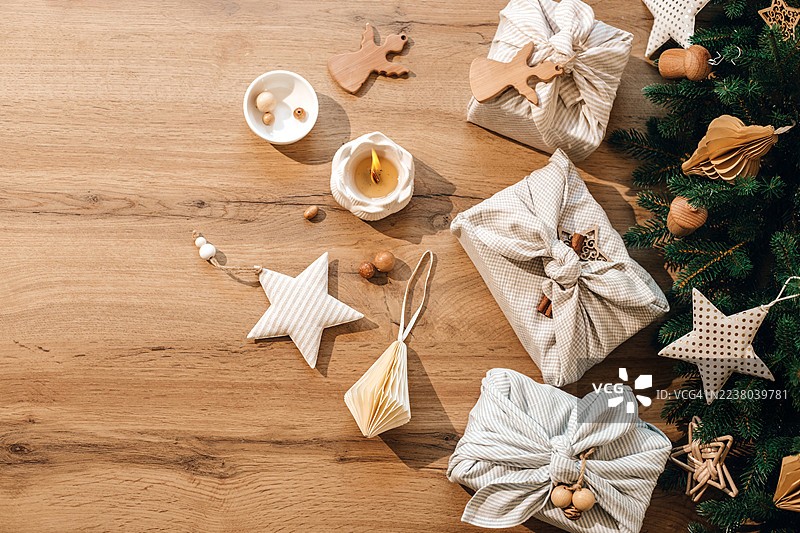 圣诞节的袱纱包装。零浪费概念。图片素材