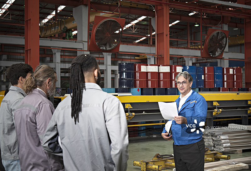 管理层在开始工作前向教职员工做简报。图片素材