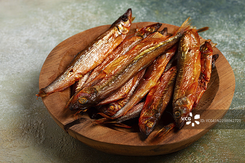 冷熏毛鳞鱼，盛放在木碗中，俯视视角，无人物图片素材