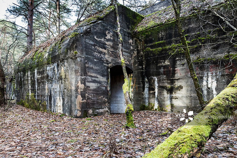 一战时期废弃老兵营入口图片素材