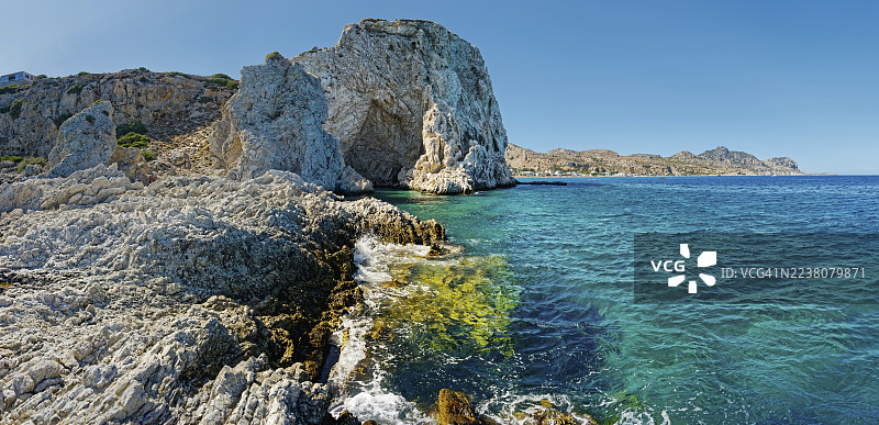 希腊罗德岛阿基安格洛斯镇斯泰尼亚海滩,大海中的天使洞,背景为蔚蓝的大海和明媚的天空,大海中的天使洞,斯泰尼亚,阿基安格洛斯,罗德岛,希腊图片素材