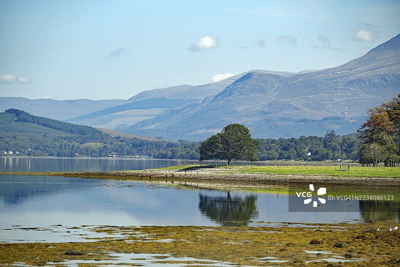苏格兰联合王国，本尼维斯山，洛赫伊尔湖，宁静的自然风光背景下的群山环绕的宁静湖泊图片素材