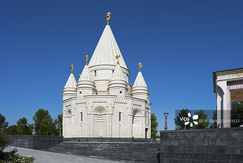 一座拥有尖塔和圆顶的白色寺庙,在晴朗的蓝天下,雅兹迪神庙,世界上最大的雅兹迪神庙名为 Quba Mere Diwane,位于亚美尼亚阿拉加措特恩地区阿拉纳利奇。图片素材