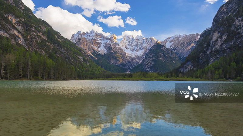 意大利南蒂罗尔，多洛米蒂山脉，克里斯塔洛山群的南面湖泊杜伦湖景色图片素材