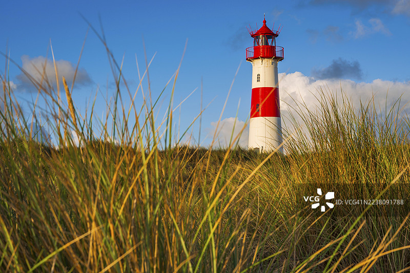 日出时分的利斯特灯塔，位于埃伦博根，晨光，晨间氛围，沙丘，北海岛屿，叙尔特图片素材