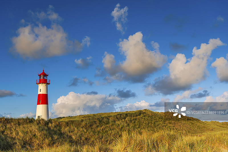 日出时分的利斯特灯塔，位于埃伦博根，晨光，晨景，沙丘，北海岛屿，叙尔特图片素材