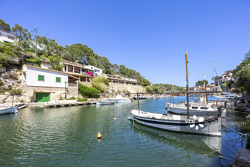西班牙马略卡岛卡拉菲格拉湾，海上度假的船只，卡拉菲格拉之旅图片素材