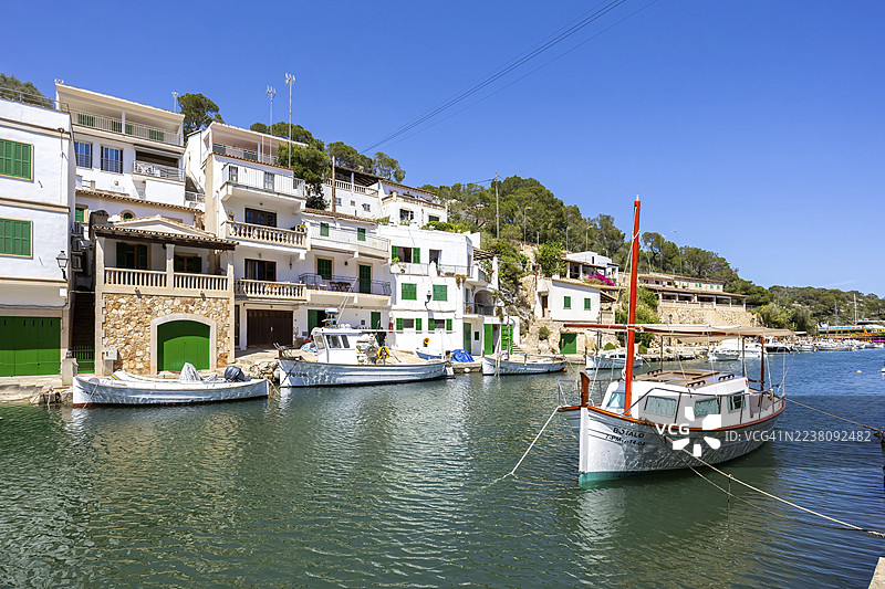 西班牙马略卡岛的卡拉菲格拉海湾，有船只停泊，是卡拉菲格拉的海滨度假之旅。图片素材