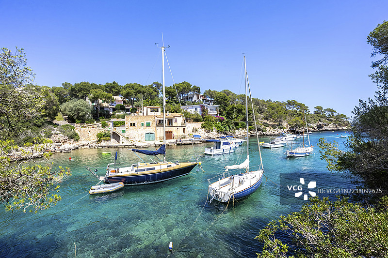 西班牙马略卡岛卡拉菲格拉湾，船只停泊的海边度假胜地图片素材