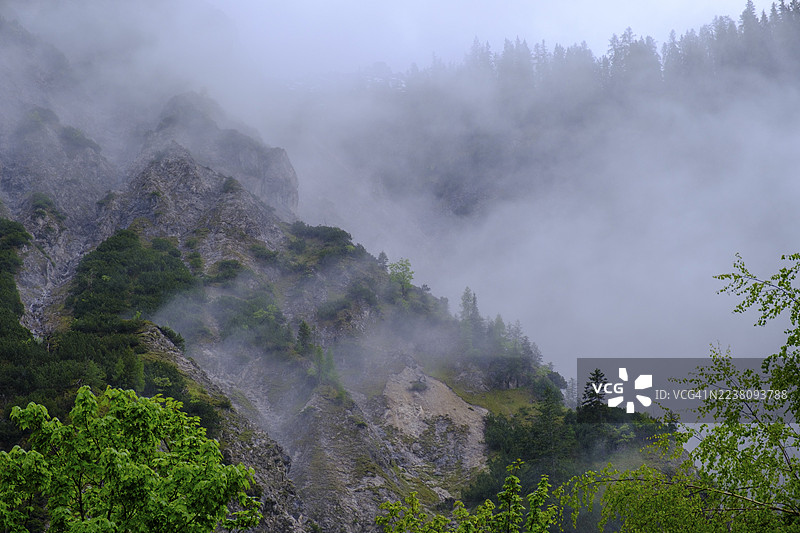 雾气、雨云笼罩着格拉马伊阿尔姆的山岩，卡文德尔山脉，近佩尔蒂绍，蒂罗尔，奥地利图片素材
