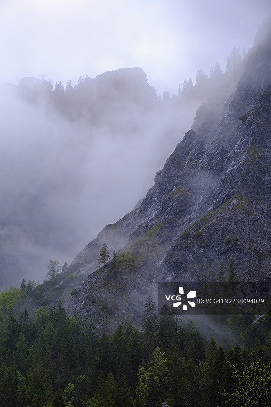 雾气、雨云在岩石之间,格拉迈阿尔姆,卡文德尔,近佩尔蒂绍,蒂罗尔,奥地利图片素材