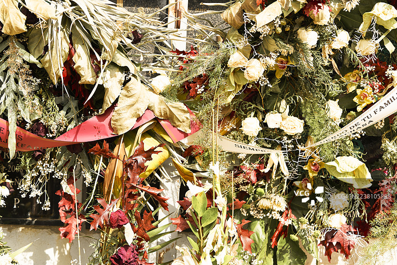 装饰着历史墓地的干花和丝带图片素材