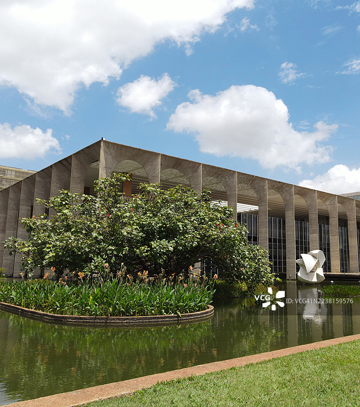 巴西利亚，巴西外交部，伊塔马拉蒂宫前的雕塑“奥梅泰奥罗”（流星）。图片素材