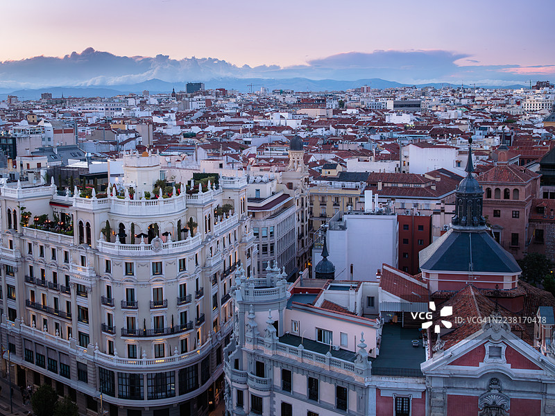 夜幕下的马德里市中心屋顶，位于格兰大道（Gran Vía）与阿尔卡拉街（Calle de Alcalá）的交汇处，可以看到 20 世纪折衷主义风格的“La Gran Peña”建筑、其屋顶露台以及圣何塞教堂（Iglesia de San José），西班牙马德里市中心。图片素材