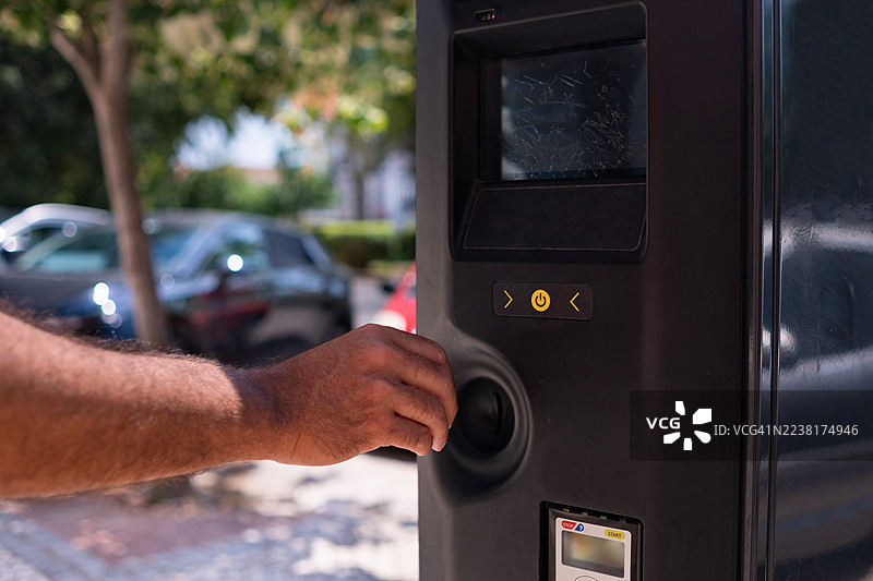 人类的手支付停车费图片素材