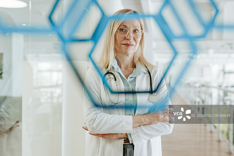 实验室中的医生与分子结构概念图片素材