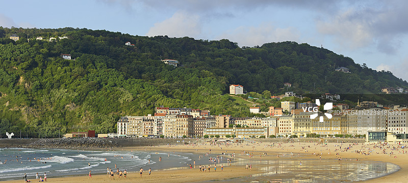 西班牙圣塞瓦斯蒂安的苏里奥拉海滩和海滨图片素材